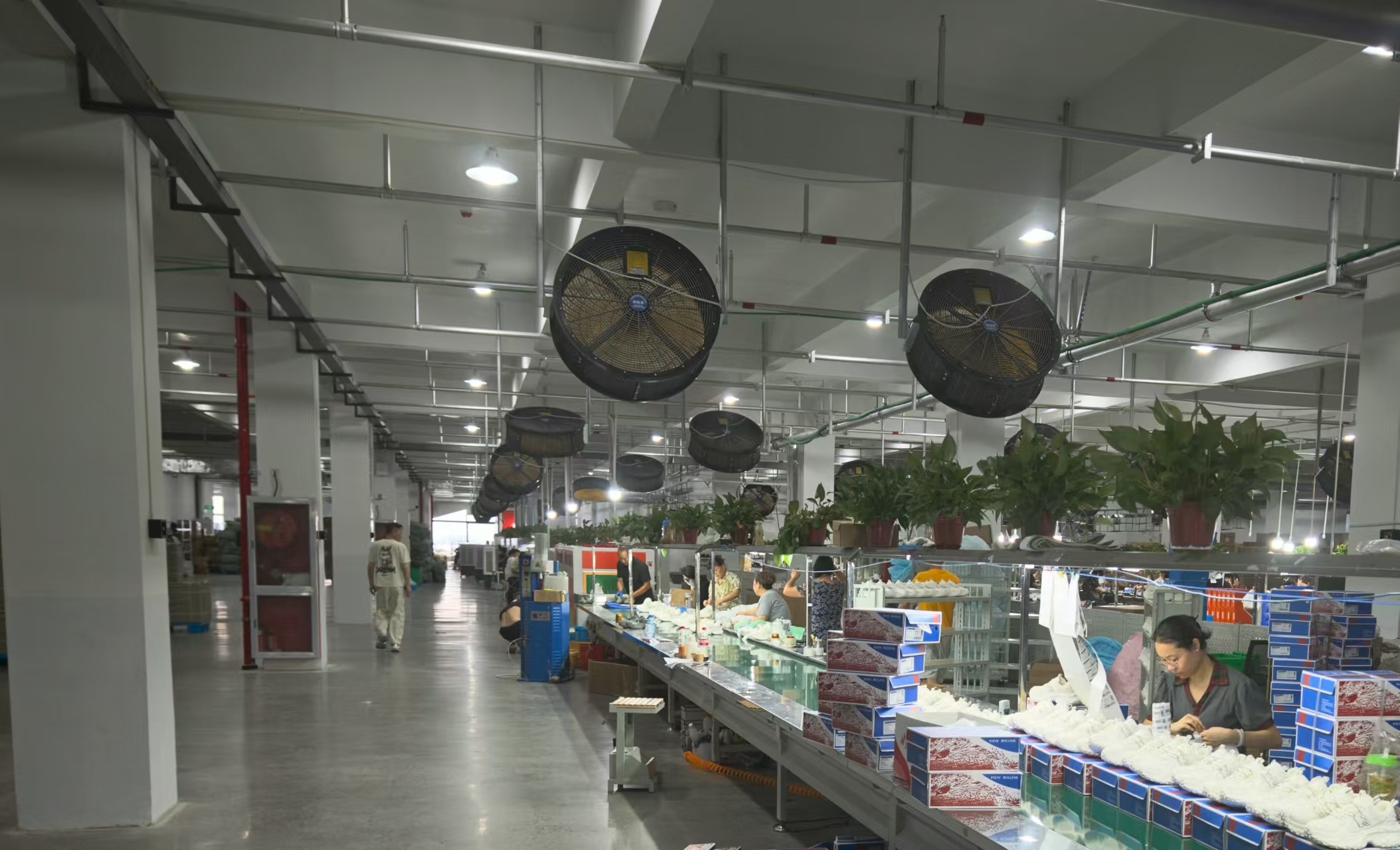 硬核产能！华博鞋业三大工艺车间落地，日产鞋品突破 5 万双
